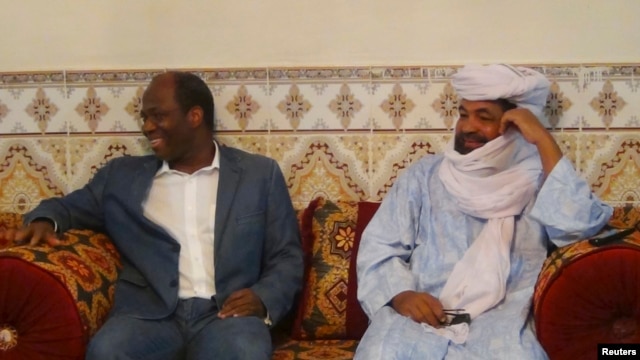 Iyad Ag Ghali (kanan) pemimpin Ansar Dine bertemu Menlu Burkina Faso Djibril Bassole di Kidal, Mali (Foto: dok). 