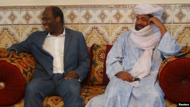Iyad Ag Ghali (phải), thủ lãnh nhóm Ansar Dine gặp Ngoại trưởng Djibril Bassole của Burkina Faso 7/8/2012 
