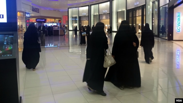 Saudi women and girls say social outlets outside their homes are rare, but becoming more common with the growing popularity of malls and women’s-only restaurants, Riyadh, Saudi Arabia, Jan. 26, 2016. (Photo - H. Murdock/VOA)