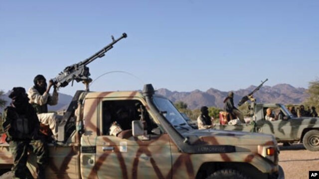 Soldiers from the rebel Niger Movement for Justice ride on armed vehicles in the desert in northern Niger in this January 14, 2008 file photo. The Niger Movement for Justice, mainly Tuareg-led, has fought the Niamey government.