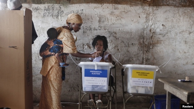 Une femme votant à Freetown le 17 novembre 2012