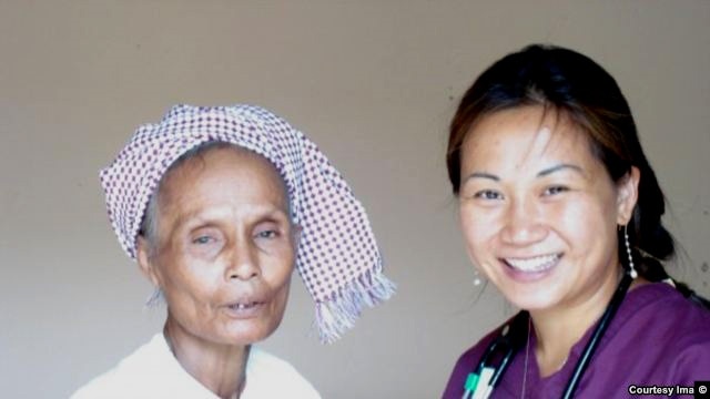 Bác sĩ quân y phi hành - Thiếu tá hải quân Hoa Kỳ Josephine Nguyễn Cẩm Vân trong một chuyến đi Việt Nam giúp bệnh nhân nghèo