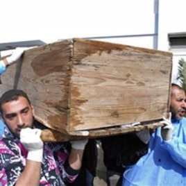 Men carry a coffin at Al-Jalaa hospital in Benghazi on Feb 2011