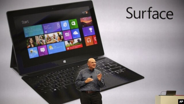 El director ejecutivo de Microsoft, Steve Ballmer, muestra la nueva "Surface", la nueva tableta que competirá con el iPad de Apple.