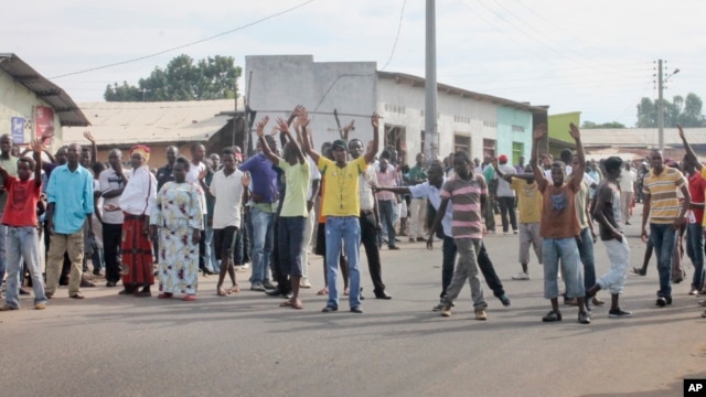 Waandamanaji kutoka vyama vya upinzani waandamana mjini Bujumbura, Burundi.