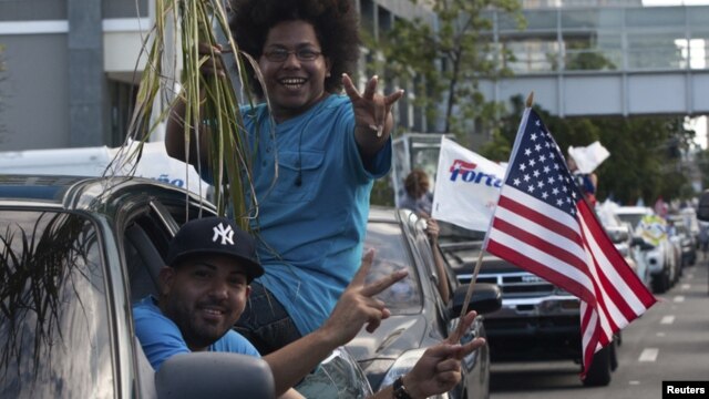 Partidarios de la estadidad celebran su triunfo en San Juan luego de las elecciones.