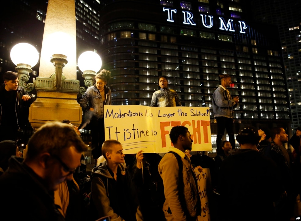 抗議川普當選者在芝加哥的川普大樓前示威（2016年11月9日）