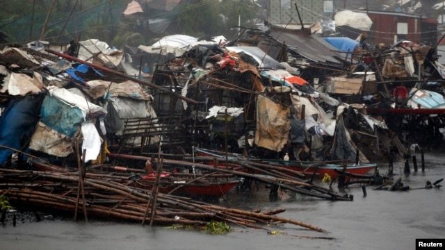 Nhà cửa thị trấn ven biển Bacoor, Cavite, Philippines bị bão Rammasun tàn phá, ngày 16/7/2014. 