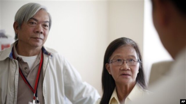 Kim Nguyen (kanan) dan suaminya Quang Nguyen di National Institute of Health di Bethesda, Maryland. (Foto: AP)