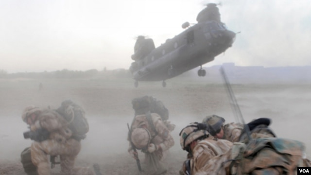 En la práctica, las mujeres frecuentemente están expuestas a ataques durante el servicio militar cuando proveen ayuda médica, pilotean helicópteros o sirven en otras funciones.