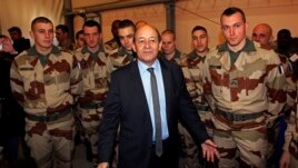 Ministan tsaron Faransa kennan, Jean-Yves Le Drian a lokacin da yake daukan hoto da sojojin Faransa a sansanin Miramas, dake kudancin Faransa. Junairu 25, 2013.