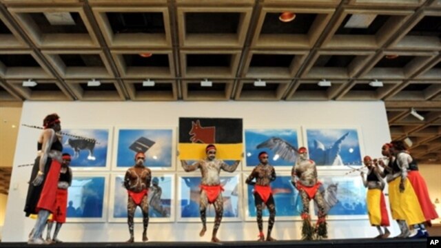 Warrmarn-Kija Aborigines perform the Gurrir Gurrir ceremony to open the 'Art and Soul' exhibition at the Art Gallery of New South Wales in Sydney, 1 Oct 2010