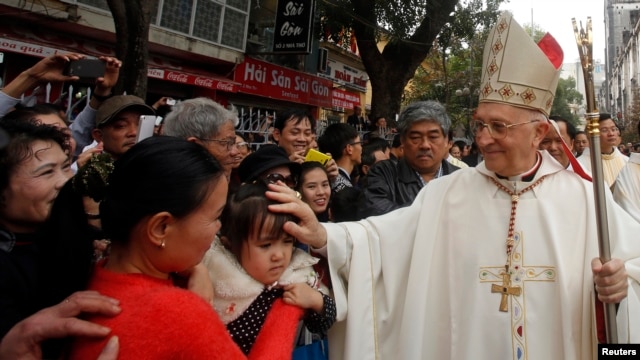 Đức Hồng Y Fernando Filoni ban phước cho một bé gái trước khi cử hành thánh lễ tại Nhà thờ lớn Hà Nội, ngày 20/1/2015.