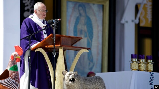 Paus Fransiskus menyampaikan pesan-pesannya saat Misa di San Cristobal de las Casas, Meksiko,. Senin, 15 Februari 2016. 