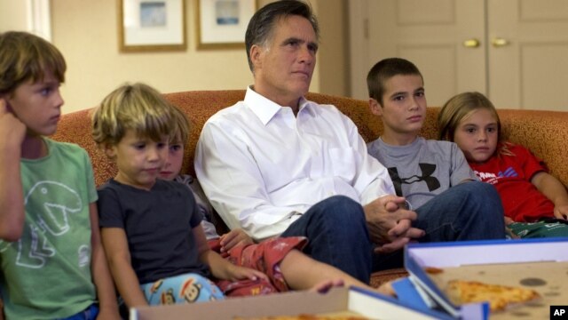 El candidato republicano Mitt Romney mira la Convención Republicana desde el cuarto de su hotel con sus nietos, el miércoles por la noche.
