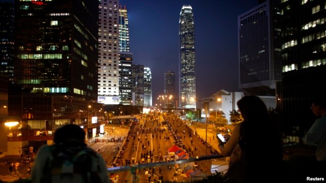 Người biểu tình chặn một con đường chính bên ngoài trụ sở văn phòng chính phủ ở Hong Kong
