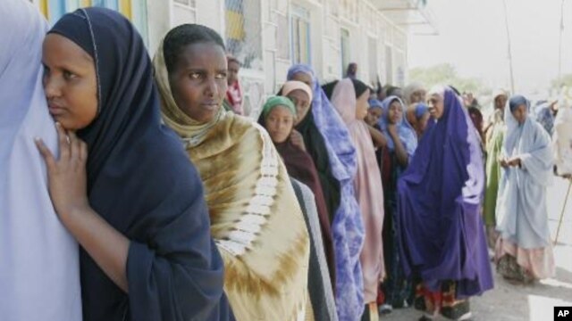 Wanawake huko  Hargeisa  Somaliland wakiwa kwenye foleni ya kupiga kura.  