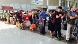 Du khách chờ lên máy bay tại phi trường Tân Sơn Nhất.
