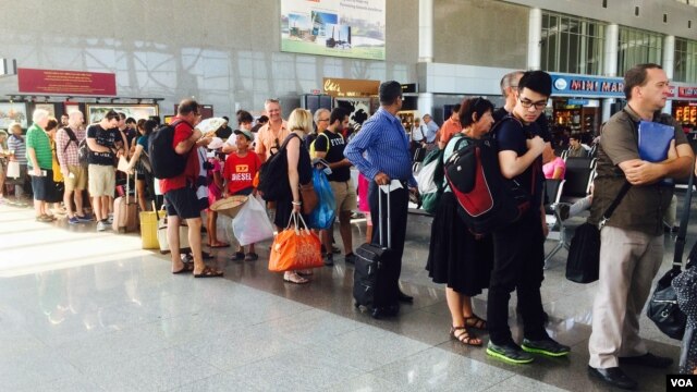 Khách du lịch xếp hàng làm thủ tục đăng ký tại sân bay Tân Sơn Nhất, Tp. Hồ Chí Minh, Việt Nam. Hình minh họa.