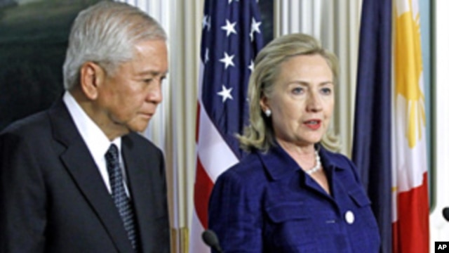 US Secretary of State Hillary Clinton (r) and Philippines Foreign Secretary Albert del Rosario at the State Department in Washington, Jun 23, 2011