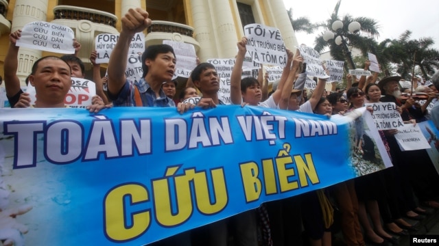 Người biểu tình cầm biểu ngữ phản đối doanh nghiệp Đài Loan Formosa và các thông điệp về môi trường, Hà Nội, Việt Nam, ngày 1 tháng 5 năm 2016.