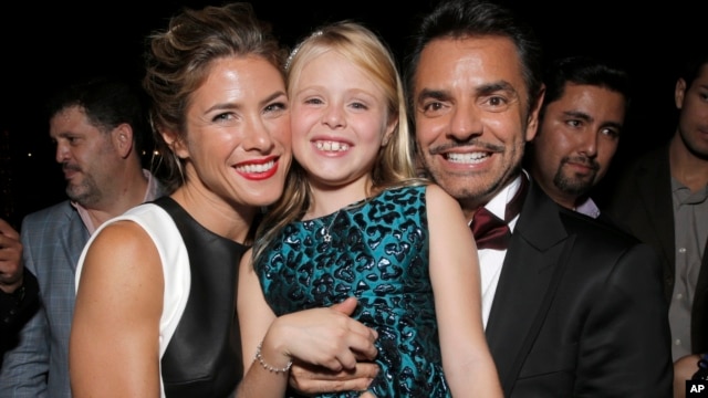 Jessica Lindsey (izquierda), Loreto Peralta y Eugenio Derbez en el estreno de la película "Instructions Not Included" .