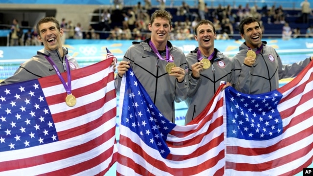 (Sòti sou la men goch): Michael Phelps, Conor Dwyer, Ricky Berens avèk Ryan Lochte, ki poze pou yon foto avèk meday dò yo ranpòte nan final naj relè, stil lib 4x200 mèt la