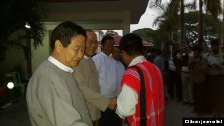 ႏိုဝင္ဘာေလးရက္ေန႔ က်င္းပမယ့္ ျမစ္ႀကီးနားၿမိဳ႕ ၿငိမ္းခ်မ္းေရးေဆြးေႏြးပဲြကို တက္မည့္ ျပည္ေထာင္စုဝန္ႀကီးဦးေအာင္မင္းနဲ႔ တုိင္းရင္းသားလက္နက္ကိုင္အဖဲြ႔မ်ား။ (ႏုိဝင္ဘာ ၃၊ ၂၀၁၃၊ ဓာတ္ပံု-ဦးညိဳအုန္းျမင့္ Facebook) 