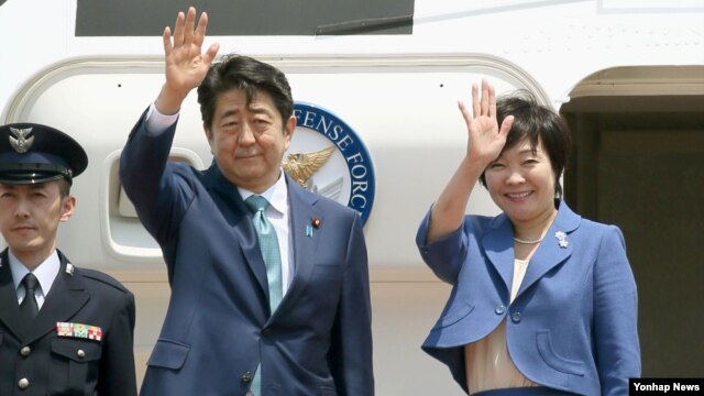 Thủ tướng Nhật Bản Shinzo Abe vẫy chào trước khi lên đường đi Châu Âu, và Nga. 