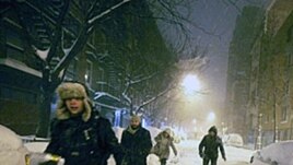 Yon kokenn  tanpèt nèj kouvri ak yon "dra blan" pifò rejyon nò-ès Lèzetazini, sòt New Jersey an pasan pa Nouyòk pou rive nan Eta Maine.