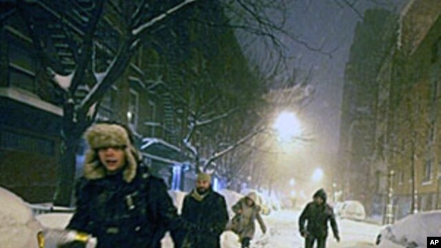 Yon kokenn  tanpèt nèj kouvri ak yon "dra blan" pifò rejyon nò-ès Lèzetazini, sòt New Jersey an pasan pa Nouyòk pou rive nan Eta Maine.
