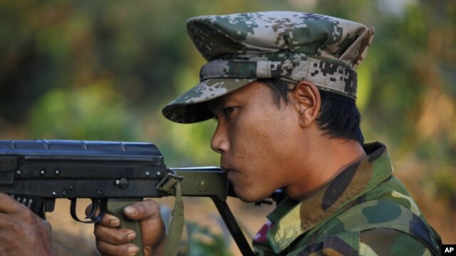 Một binh sĩ Kachin ở tuyến đầu, đối mặt với quân đội chính phủ Miến Điện 