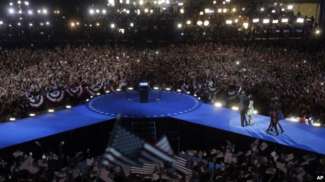 Prezident Barak Obama oilasi bilan tarafdorlar oldida, Chikago, 6-noyabr, 2012 