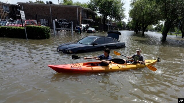Navegando las calles de Houston en kayak y no en auto.