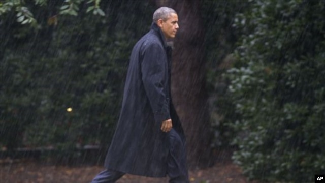 President Barack Obama walks toward White House after cancelling campaign rally, Washington, Oct. 29, 2012.