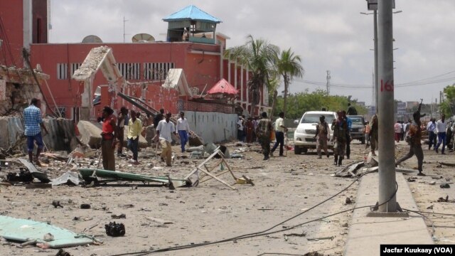 Hiện trường của vụ tấn công nhắm vào khách sạn ở Mogadishu, ngày 1/11/2015.