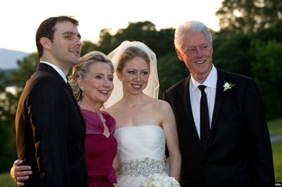 2010年7月31日，在切尔西&middot;克林顿和马克 &middot;梅兹文斯基的婚礼上，希拉里&middot;克林顿及其丈夫比尔&middot;克林顿和新娘新郎合影