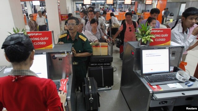 Hành khách xếp hàng tại quầy kiểm tra vé ở sân bay Tân Sơn Nhất, TP HCM. 