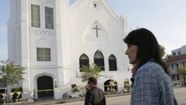 Thống đốc tiểu bang South Carolina Nikki Haley (phải) đi bên ngoài nhà thờ Emanuel ở Chaleston, South Carolina, 19/6/15