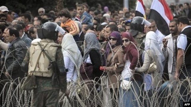 Người biểu tình chống Tổng thống Ai Cập Hosni Mubarak xếp hàng đến Quảng trường Tahrir ở Cairo