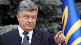 President Petro Poroshenko gestures as he lays out proposals on decentralizing power, in Kyiv, Ukraine, July 1, 2015.