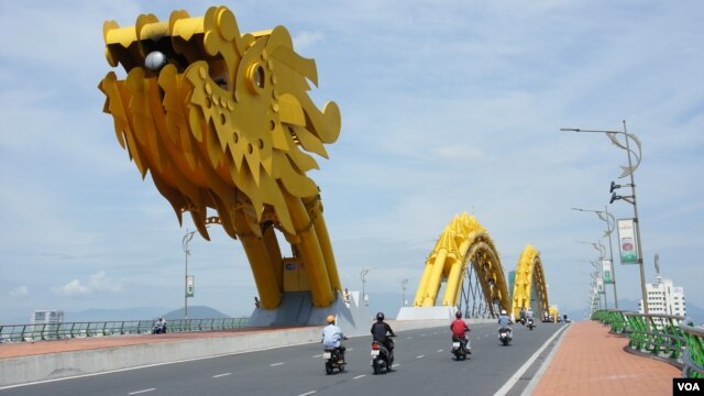 Cầu Rồng, Đà Nẵng. (VOA - Reasey Poch).
