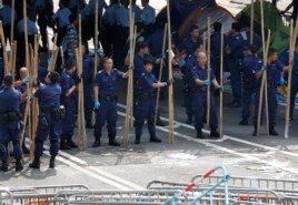 2014年10月14日香港警察清除抗议者用做路障的竹竿