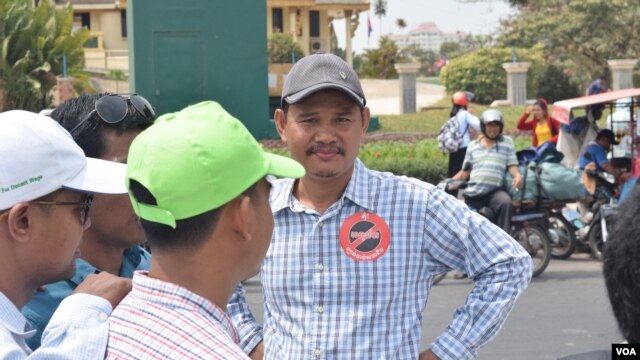 Labor activists gathered outside Cambodia's National Assembly Monday to protest against a controversial new Trade Union Law (D. de Carteret / VOA)