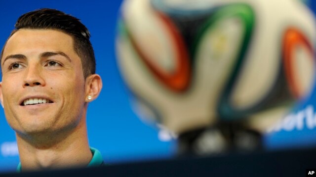 Cristiano Ronaldo trong cuộoc họp báo tại Brazil, ngày 15/6/2014.