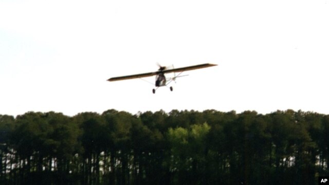 Ray Gefken takes flight in his ultralight, single-seat airplane. (Mary Saner/VOA)