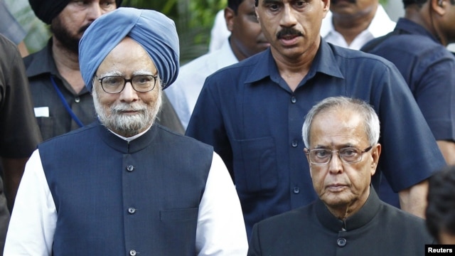 Thủ tướng Ấn Độ Manmohan Singh (trái) và Tổng thống đắc cử Pranab Mukherjee tại New Delhi, ngày 22/7/2012