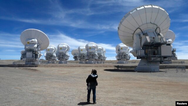 Các anten parabol của hệ thống kính thiên văn ALMA
