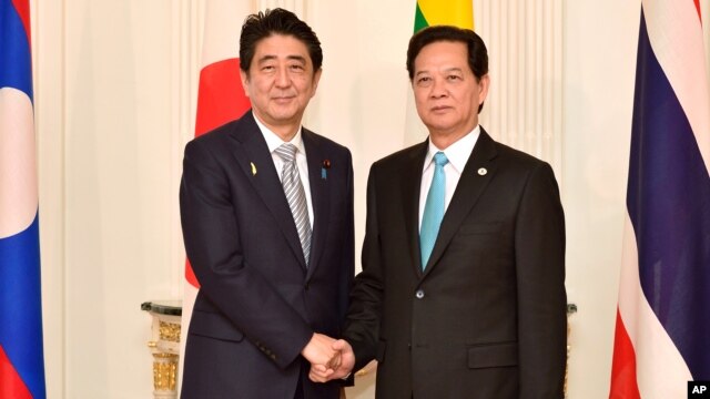 Thủ tướng Việt Nam Nguyễn Tấn Dũng gặp Thủ tướng Nhật Bản Shinzo Abe tại Tokyo, ngày 4/7/2015.