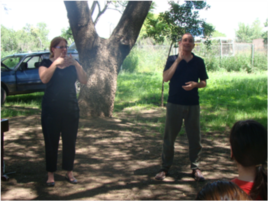 Cô Rue Winiarzyk làm việc với một thông dịch viên cho người điếc ở Argentina. (Ảnh do nhân vật cung cấp)